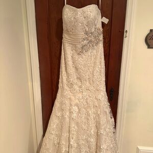 Allure Ivory/White Gold Vintage Never Worn size 18 Beautiful Wedding Dress